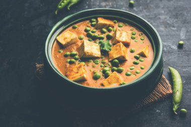 matar paneer curry tarifi süzme peynir yeşil bezelye ile kullanılarak yapılan bir kasede servis. seçici odak