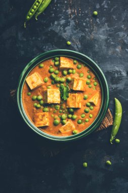 matar paneer curry tarifi süzme peynir yeşil bezelye ile kullanılarak yapılan bir kasede servis. seçici odak