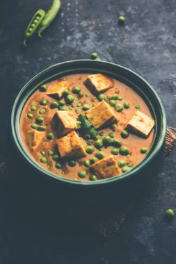 matar paneer curry tarifi süzme peynir yeşil bezelye ile kullanılarak yapılan bir kasede servis. seçici odak
