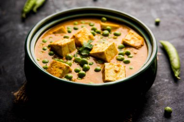 matar paneer curry tarifi süzme peynir yeşil bezelye ile kullanılarak yapılan bir kasede servis. seçici odak