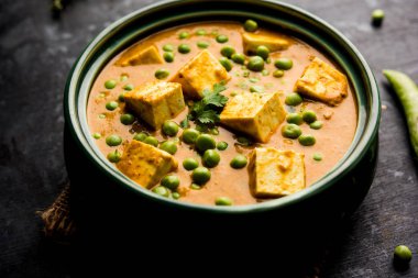 matar paneer curry tarifi süzme peynir yeşil bezelye ile kullanılarak yapılan bir kasede servis. seçici odak