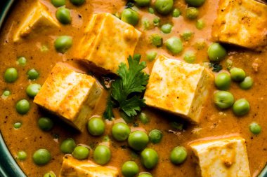 matar paneer curry tarifi süzme peynir yeşil bezelye ile kullanılarak yapılan bir kasede servis. seçici odak