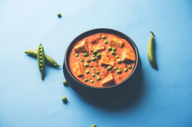 matar paneer curry tarifi süzme peynir yeşil bezelye ile kullanılarak yapılan bir kasede servis. seçici odak