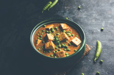 matar paneer curry tarifi süzme peynir yeşil bezelye ile kullanılarak yapılan bir kasede servis. seçici odak