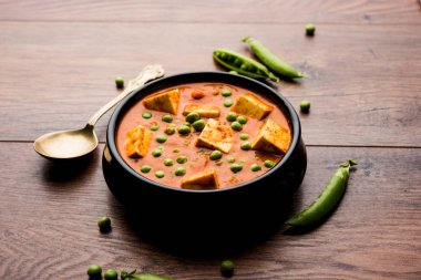 matar paneer curry tarifi süzme peynir yeşil bezelye ile kullanılarak yapılan bir kasede servis. seçici odak