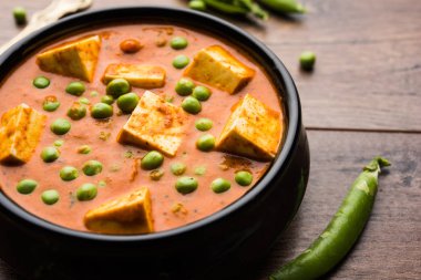 matar paneer curry tarifi süzme peynir yeşil bezelye ile kullanılarak yapılan bir kasede servis. seçici odak