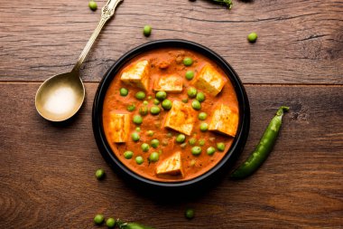matar paneer curry tarifi süzme peynir yeşil bezelye ile kullanılarak yapılan bir kasede servis. seçici odak