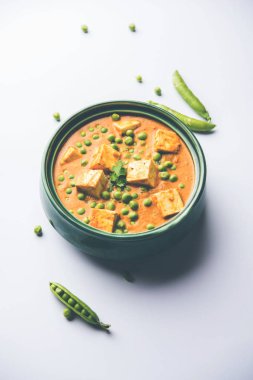matar paneer curry tarifi süzme peynir yeşil bezelye ile kullanılarak yapılan bir kasede servis. seçici odak