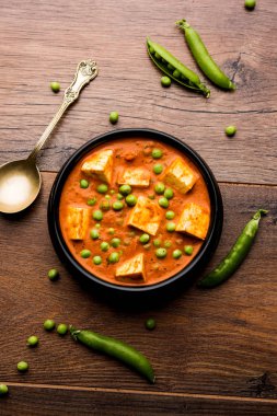 matar paneer curry tarifi süzme peynir yeşil bezelye ile kullanılarak yapılan bir kasede servis. seçici odak