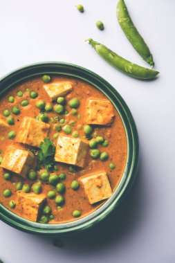 Yeşil bezelye veya matar paneer curry tarifi, servis bir kase içinde. seçici odak