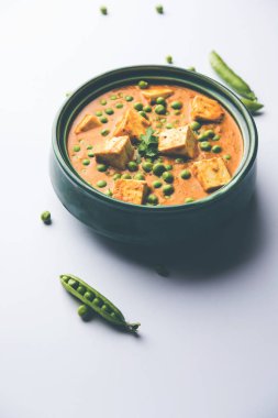 Yeşil bezelye veya matar paneer curry tarifi, servis bir kase içinde. seçici odak