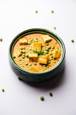 Yeşil bezelye veya matar paneer curry tarifi, servis bir kase içinde. seçici odak