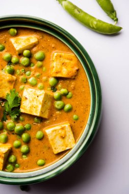 Yeşil bezelye veya matar paneer curry tarifi, servis bir kase içinde. seçici odak