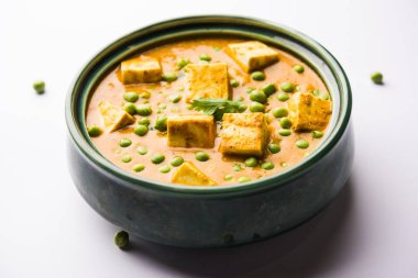 Yeşil bezelye veya matar paneer curry tarifi, servis bir kase içinde. seçici odak