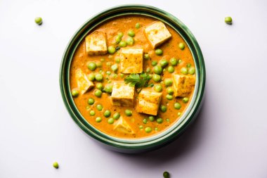 Yeşil bezelye veya matar paneer curry tarifi, servis bir kase içinde. seçici odak