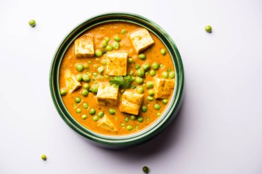 Yeşil bezelye veya matar paneer curry tarifi, servis bir kase içinde. seçici odak