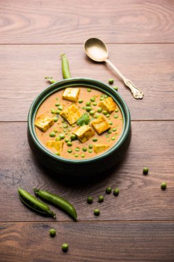 Yeşil bezelye veya matar paneer curry tarifi, servis bir kase içinde. seçici odak