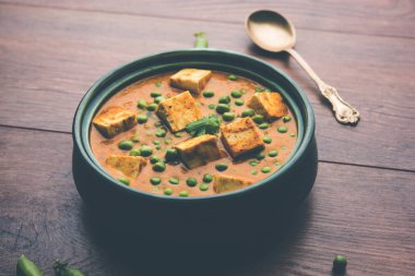 Yeşil bezelye veya matar paneer curry tarifi, servis bir kase içinde. seçici odak