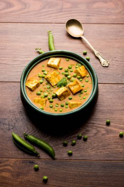 Yeşil bezelye veya matar paneer curry tarifi, servis bir kase içinde. seçici odak