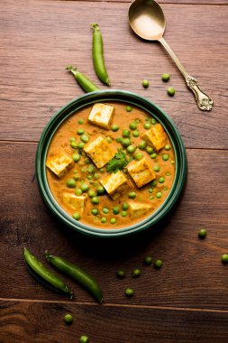 Yeşil bezelye veya matar paneer curry tarifi, servis bir kase içinde. seçici odak