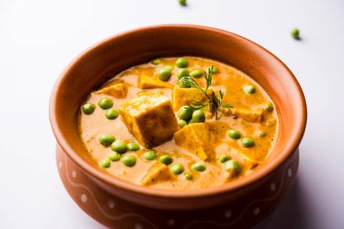 Yeşil bezelye veya matar paneer curry tarifi, servis bir kase içinde. seçici odak