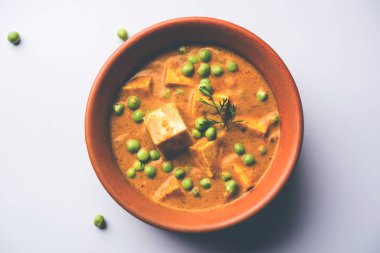 Yeşil bezelye veya matar paneer curry tarifi, servis bir kase içinde. seçici odak
