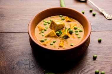 Yeşil bezelye veya matar paneer curry tarifi, servis bir kase içinde. seçici odak