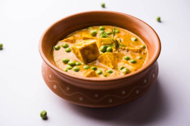 Yeşil bezelye veya matar paneer curry tarifi, servis bir kase içinde. seçici odak