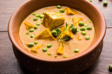 Yeşil bezelye veya matar paneer curry tarifi, servis bir kase içinde. seçici odak