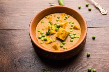 Yeşil bezelye veya matar paneer curry tarifi, servis bir kase içinde. seçici odak