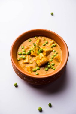 Yeşil bezelye veya matar paneer curry tarifi, servis bir kase içinde. seçici odak