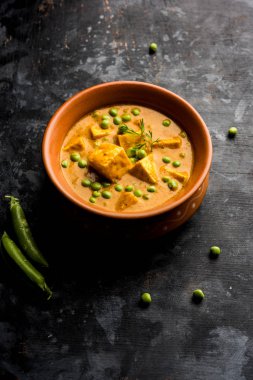 Yeşil bezelye veya matar paneer curry tarifi, servis bir kase içinde. seçici odak