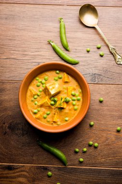 Yeşil bezelye veya matar paneer curry tarifi, servis bir kase içinde. seçici odak