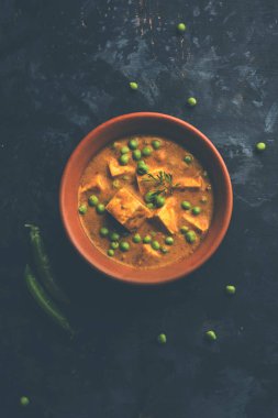 Yeşil bezelye veya matar paneer curry tarifi, servis bir kase içinde. seçici odak