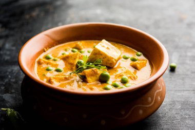 Yeşil bezelye veya matar paneer curry tarifi, servis bir kase içinde. seçici odak