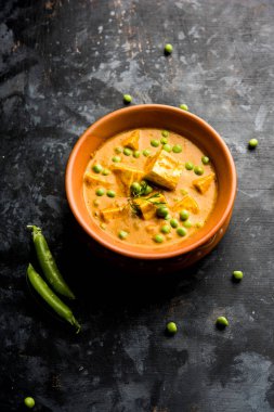 Yeşil bezelye veya matar paneer curry tarifi, servis bir kase içinde. seçici odak