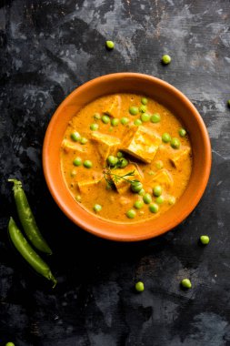 Yeşil bezelye veya matar paneer curry tarifi, servis bir kase içinde. seçici odak