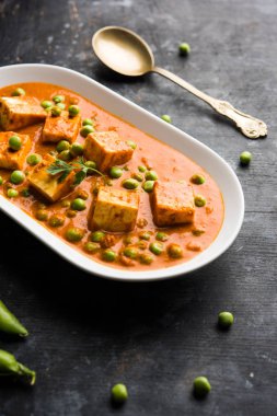 Yeşil bezelye veya matar paneer curry tarifi, servis bir kase içinde. seçici odak