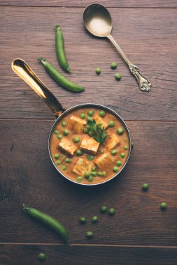 Yeşil bezelye veya matar paneer curry tarifi, servis bir kase içinde. seçici odak