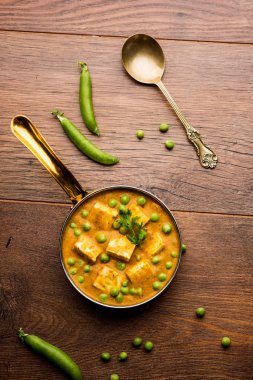 Yeşil bezelye veya matar paneer curry tarifi, servis bir kase içinde. seçici odak