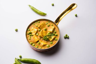 Yeşil bezelye veya matar paneer curry tarifi, servis bir kase içinde. seçici odak