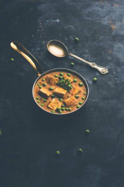 Yeşil bezelye veya matar paneer curry tarifi, servis bir kase içinde. seçici odak