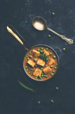 Yeşil bezelye veya matar paneer curry tarifi, servis bir kase içinde. seçici odak