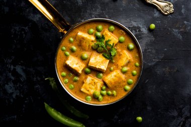 Yeşil bezelye veya matar paneer curry tarifi, servis bir kase içinde. seçici odak