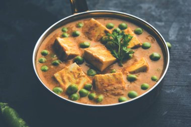 Yeşil bezelye veya matar paneer curry tarifi, servis bir kase içinde. seçici odak