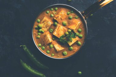 Yeşil bezelye veya matar paneer curry tarifi, servis bir kase içinde. seçici odak