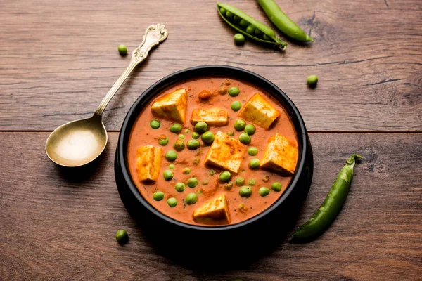 matar paneer curry tarifi süzme peynir yeşil bezelye ile kullanılarak yapılan bir kasede servis. seçici odak