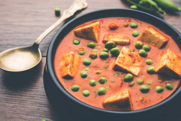 matar paneer curry tarifi süzme peynir yeşil bezelye ile kullanılarak yapılan bir kasede servis. seçici odak