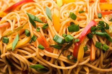 Schezwan erişte veya sebze Hakka erişte veya chow mein tahta çubukla bir kase veya plaka servis popüler Hint-Çin yemek tarifleri, var. seçici odak
