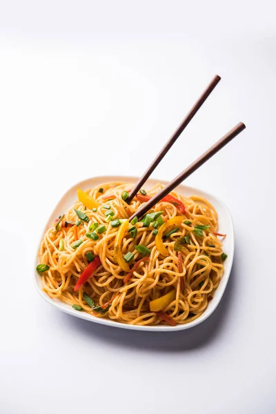 Schezwan Noodles Vegetable Hakka Noodles Chow Mein Popular Indo Chinese — Stock Photo, Image